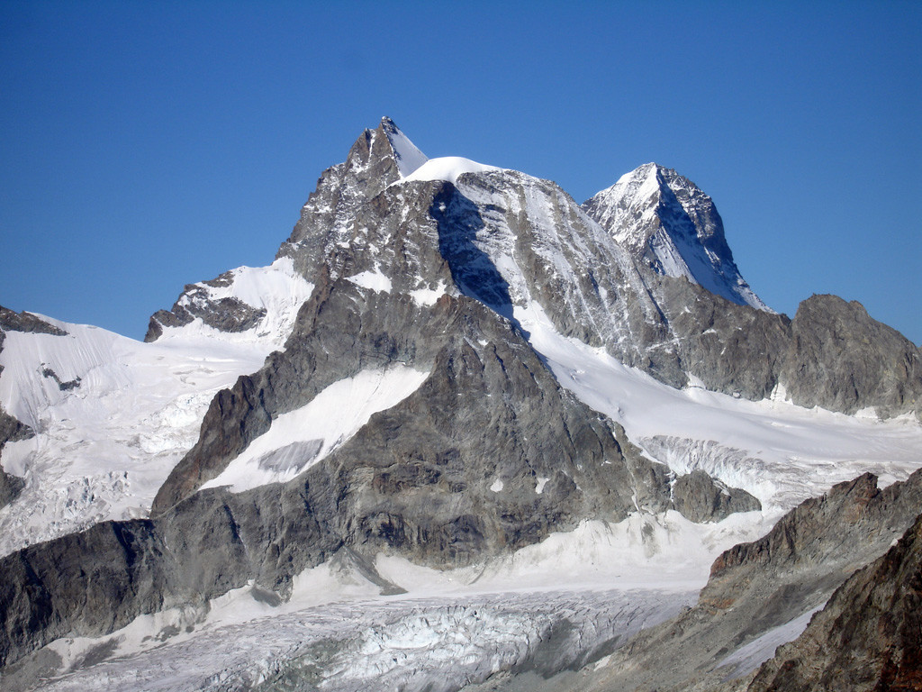 L'Ober Gabelhorn 4063 m, Wellekuppe 3903 m e Dent Blanche 4356 m.