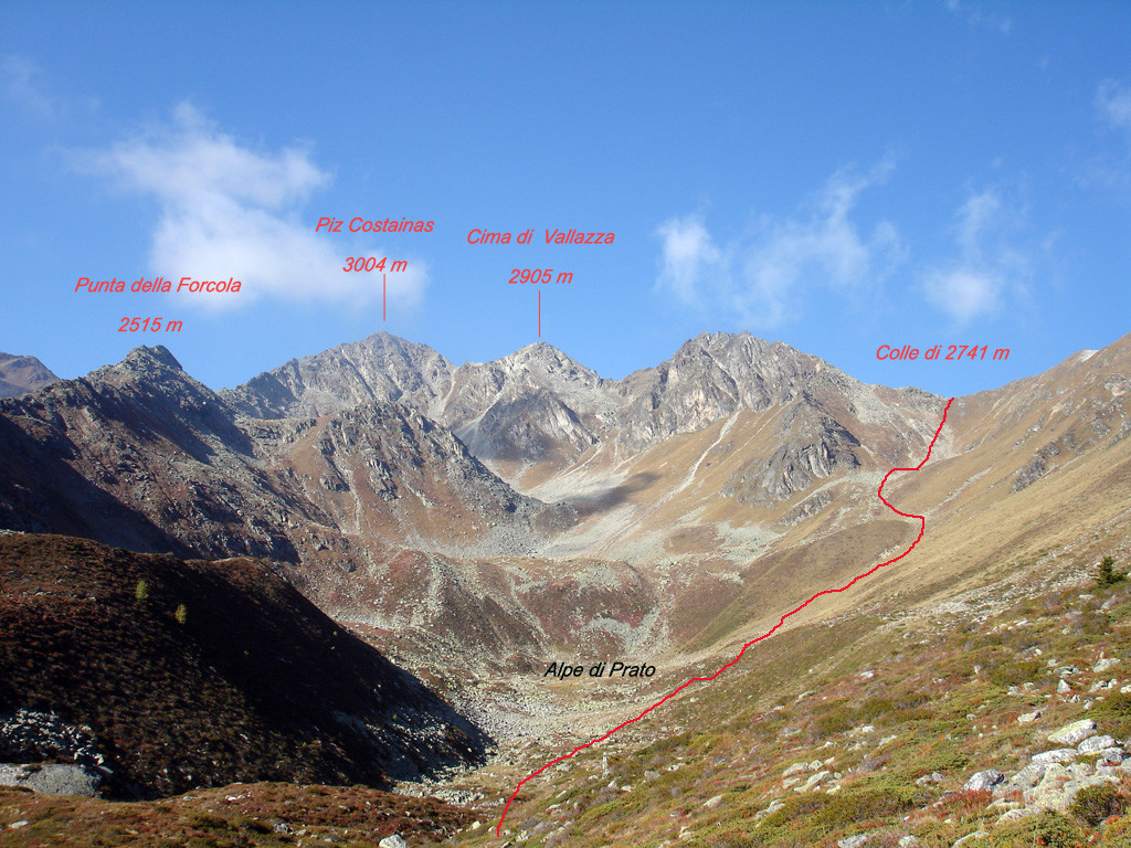 Dall'alpe di Prato il Piz Costainas 3004 m da NE.