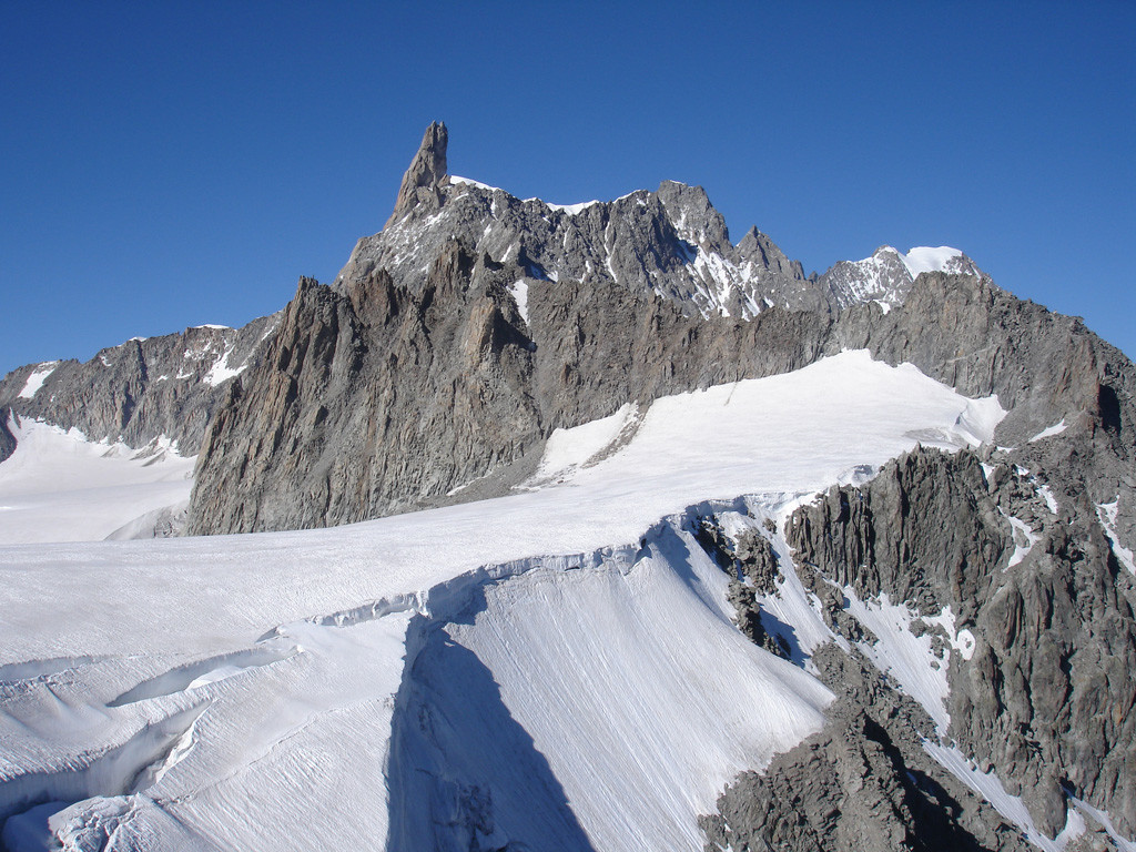Il colle del Gigante e il Dente del Gigante 4013 m dal rifugio Torino 3375 m.