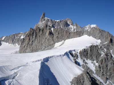 Il colle del Gigante e il Dente del Gigante 4013 m dal rifugio Torino 3375 m. Il colle del Gigante e il Dente del Gigante 4013 m dal rifugio Torino 3375 m.