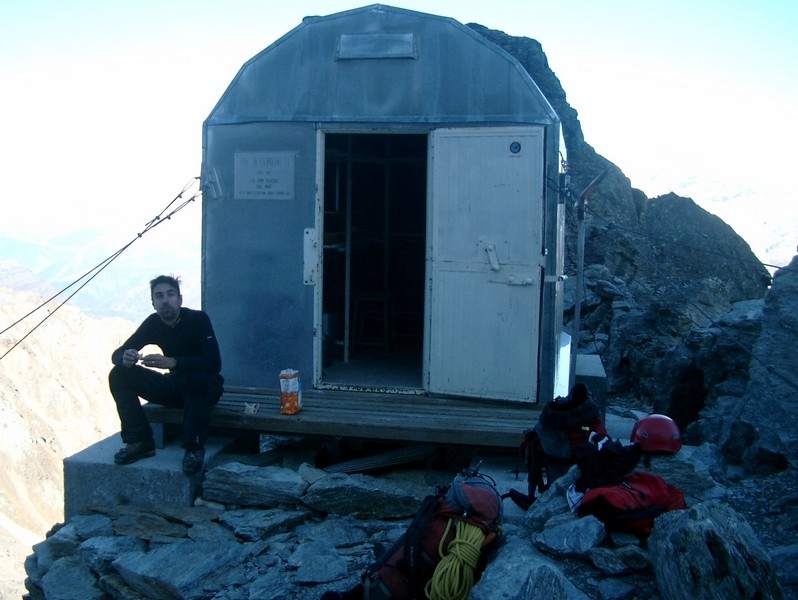 Le bivouac situé au pied de la face nord du Fletschhorn