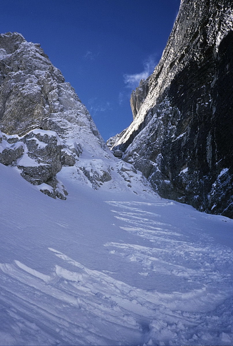 Obiou : Couloir Paul Arthaud. Virages dans la partie médiane du couloir (entre les deux ressauts) lors de la descente du 30 mars 2005.