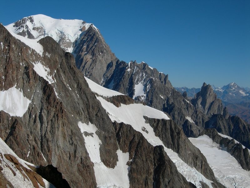Vers le Mont-Blanc, vue de l'arête au-delà de la Lée Blanche