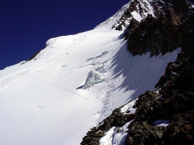 les traces pour l'accession à l'arête sommitale