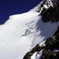 les traces pour l'accession à l'arête sommitale