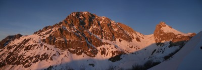 Face S de la Dent d'Oche depuis le col de la Case d'Oche au soleil couchant Face S de la Dent d'Oche depuis le col de la Case d'Oche au soleil couchant