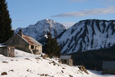 Chalets d'Ouzon sur fond de Pic de la Corne et de couloirs NW et N de la Croix de l'Ecuelle Chalets d'Ouzon sur fond de Pic de la Corne et de couloirs NW et N de la Croix de l'Ecuelle