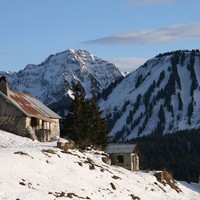 Chalets d'Ouzon sur fond de Pic de la Corne et de couloirs NW et N de la Croix de l'Ecuelle