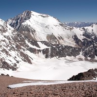 De izq. a der.: El Pico Polaco, el Mercedario y el Pico Negro 