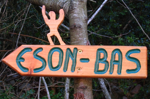 un des panneaux de bois peint