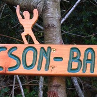 un des panneaux de bois peint