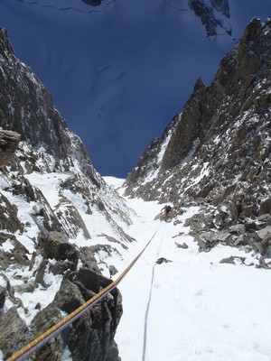 Rappel dans le couloir SW de l'aiguille de l'Amône Rappel dans le couloir SW de l'aiguille de l'Amône