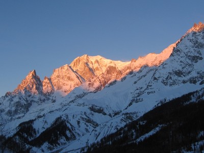 Aiguille Noire de Peuterey, le Mont Blanc de Courmayeur et le Mont Blanc au lever du soleil.