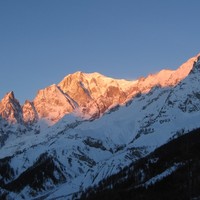 Aiguille Noire de Peuterey, le Mont Blanc de Courmayeur et le Mont Blanc au lever du soleil.