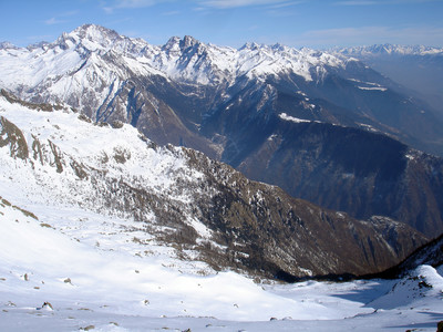 Dalla cima del Desenigo 2845 m, i pendii vergini della Valle di Spluga, con il Monte Disgrazia 3678 m. Dalla cima del Desenigo 2845 m, i pendii vergini della Valle di Spluga, con il Monte Disgrazia 3678 m.