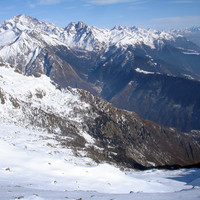 Dalla cima del Desenigo 2845 m, i pendii vergini della Valle di Spluga, con il Monte Disgrazia 3678 m.