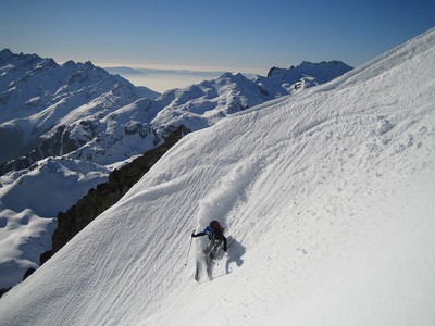 Aurélien dans un couloir S de la crête Toit - Agnelin Aurélien dans un couloir S de la crête Toit - Agnelin
