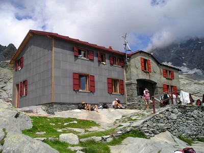 il rifugio Ponti (estate 2007) il rifugio Ponti (estate 2007)