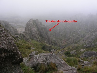 Le trièdre du Tabaquillo vu de l'W, en descendant la Cuesta de Gimenez... sous la bruine! Le trièdre du Tabaquillo vu de l'W, en descendant la Cuesta de Gimenez... sous la bruine!