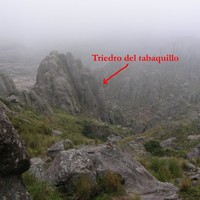 Le trièdre du Tabaquillo vu de l'W, en descendant la Cuesta de Gimenez... sous la bruine!