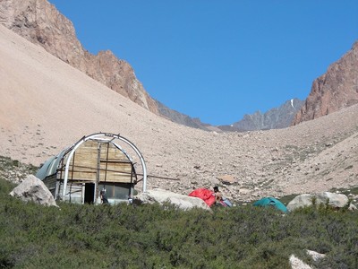 Le refuge du Cajon de los Arenales et derrière, le "primer tapon" (Mendoza, Argentine)