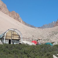 Le refuge du Cajon de los Arenales et derrière, le "primer tapon" (Mendoza, Argentine)