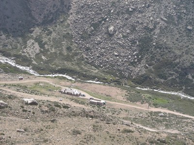 Le refuge Portinari vu du haut de la Muralla de la Mitria Le refuge Portinari vu du haut de la Muralla de la Mitria