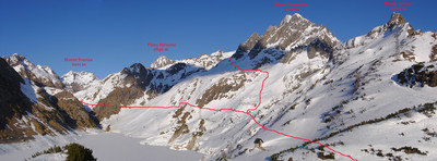 Il ripido traverso sottostante il Pizzo Recastello, visto nei pressi del Rifugio Curò 1915 m. Il ripido traverso sottostante il Pizzo Recastello, visto nei pressi del Rifugio Curò 1915 m.