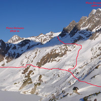 Il ripido traverso  sottostante il Pizzo Recastello, visto nei pressi del Rifugio Curò 1915 m.