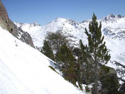 crête de la Pègue, vue vers l'est (face sud, haut du couloir de descente) crête de la Pègue, vue vers l'est (face sud, haut du couloir de descente)