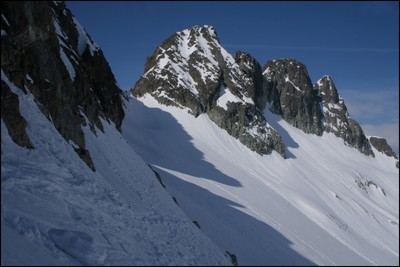 Les Aiguilles de l'Argentière :  Aiguille Dulong Rosnay et  Aiguille Michel (vue depuis la Brèche du Chien)