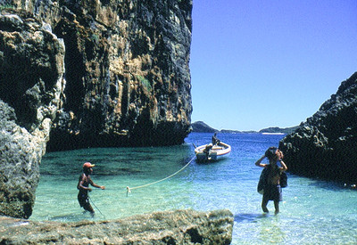 Madagascar - Approche en bateau au pied des voies Madagascar - Approche en bateau au pied des voies