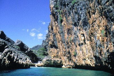 Madagascar - la paroi rouge sur Nosy Anjom Madagascar - la paroi rouge sur Nosy Anjom