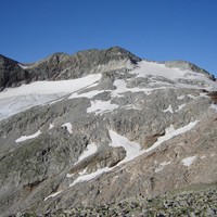 pic du seil de la baque (à gauche), cap occidental du seil de la baque (au centre, entre les deux glaciers)