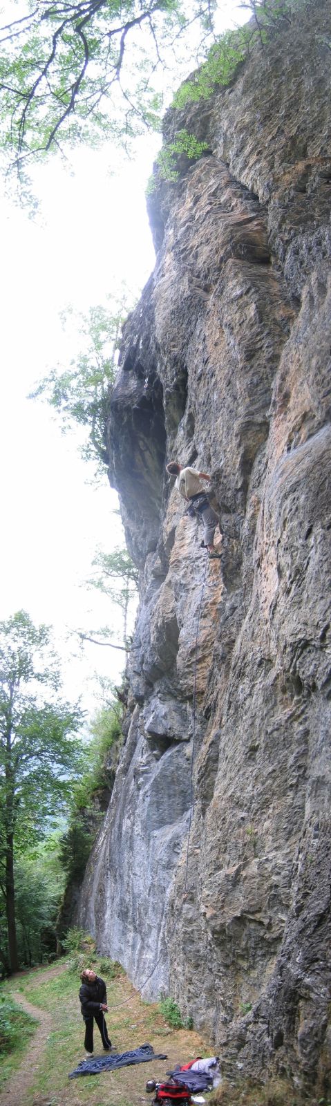Vue de profil de la falaise d'Ayrues