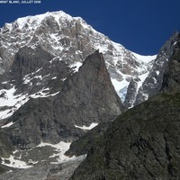 Aiguille Croux sur fond de Mont Blanc de Courmayeur