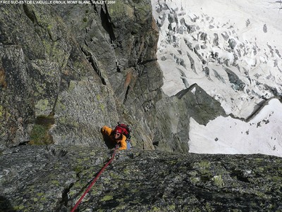 Agnès à la sortie de la cheminée de la Voie Ottoz à l'Aiguille Croux Agnès à la sortie de la cheminée de la Voie Ottoz à l'Aiguille Croux