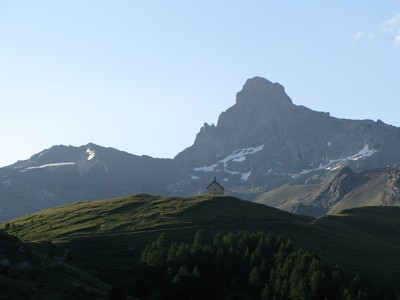 La Tête de Toillies en arrière plan de la chapelle de Clausis La Tête de Toillies en arrière plan de la chapelle de Clausis