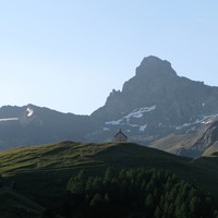 La Tête de Toillies en arrière plan de la chapelle de Clausis