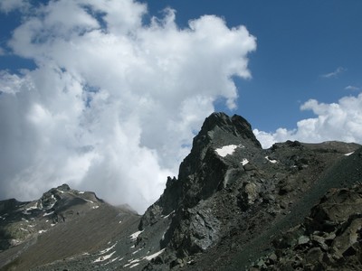 Les nuages du versant italien sont repoussés par la brise de vallée du Queyras Les nuages du versant italien sont repoussés par la brise de vallée du Queyras