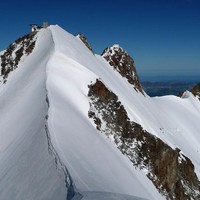 l'arête entre le sommet oriental et le sommet central