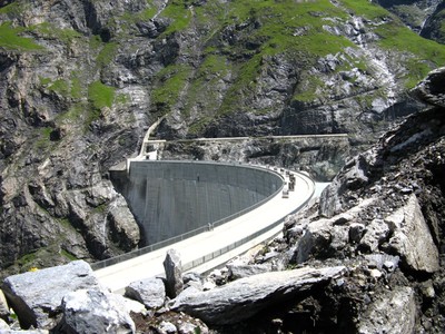 Barrage de Mauvoisin et son exposition annuelle (val de Bagnes) Barrage de Mauvoisin et son exposition annuelle (val de Bagnes)