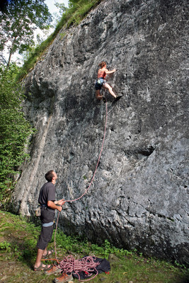 Grotte du loup - Secteur principal - Bernie et Olivier dans la classique du coin : "Izzy Cool" (5c+)