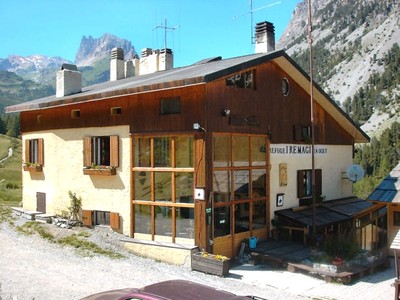 Le refuge en été. Le bâtiment. Le refuge en été. Le bâtiment.