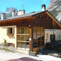 Le refuge en été. Le bâtiment.