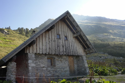 Refuge de la Perrière de face Refuge de la Perrière de face