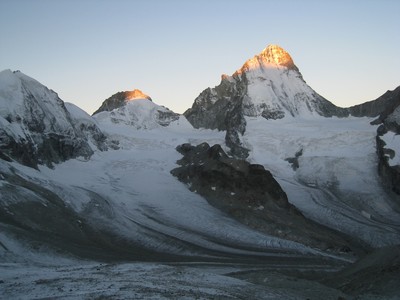 Lever de soleil sur la Dent Blanche (à droite) et la Pointe de Zinal (à gauche) Lever de soleil sur la Dent Blanche (à droite) et la Pointe de Zinal (à gauche)