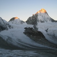 Lever de soleil sur la Dent Blanche (à droite) et la Pointe de Zinal (à gauche)