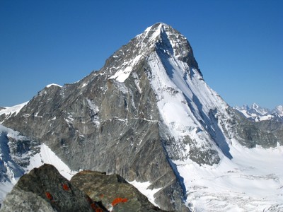 La Dent Blanche et 3 de ses 4 arêtes (de G à D : Sud, 4 ânes et Nord). Elle est superbe ! La Dent Blanche et 3 de ses 4 arêtes (de G à D : Sud, 4 ânes et Nord). Elle est superbe !