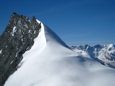 L'arête Nord dentelée du Rimpfischhorn depuis l'Allalinhorn